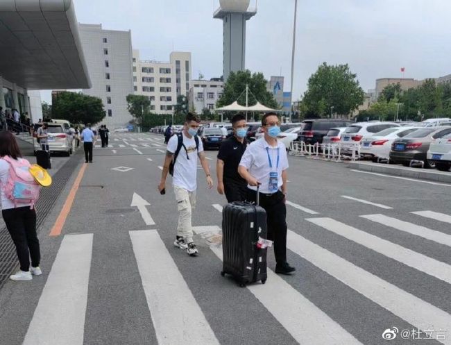 另一个北欧女孩也是一样，身形速度以及敏捷程度比起那个华人女孩也是毫不逊色，两人直接用一个钳形攻势，将海伦娜逼到墙角，随后一左一右抓住她的胳膊。